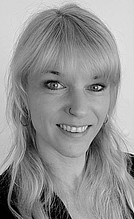 Martina Hein Porträt einer lächelnden Frau mit langen, blonden Haaren und einem Nasenpiercing. Sie trägt ein schwarzes Oberteil und hat einen freundlichen Gesichtsausdruck. Der Hintergrund ist neutral und unscharf, um die Person hervorzuheben.